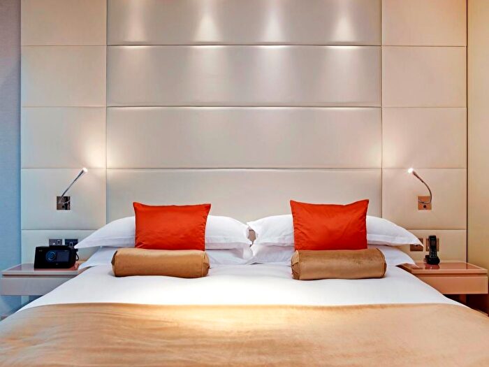 1 Bedroom Flat To Rent In Cheval Three Quays, Lower Thames Street, City, London, EC3R