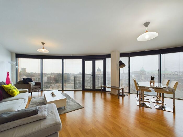 3 Bedroom Flat For Sale In Queens Court, Dock Street, Hull, East Riding Of Yorkshire, HU1
