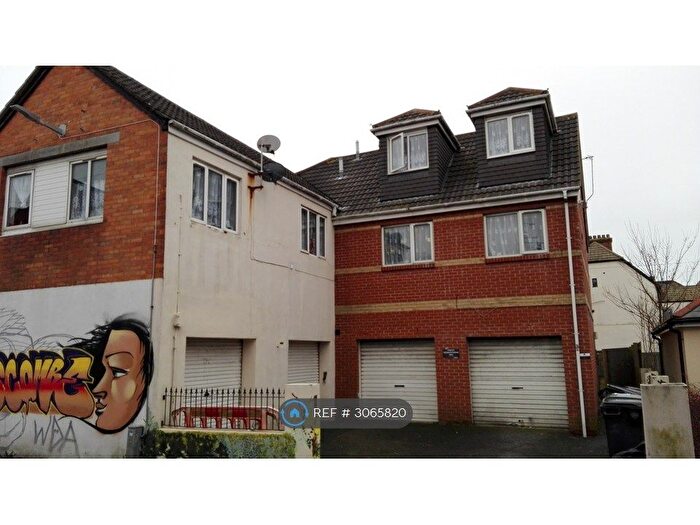 2 Bedroom Flat To Rent In Roumelia Lane, Bournemouth, BH5