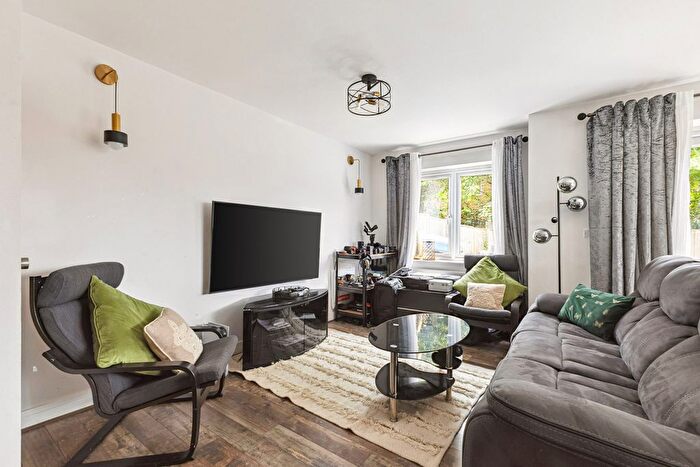 3 Bedroom End Of Terrace House To Rent In Jacobs Green, Surrey, GU1