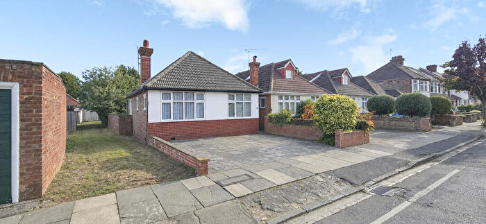 2 Bedroom Bungalow For Sale In London, Enfield, Greater London, EN2