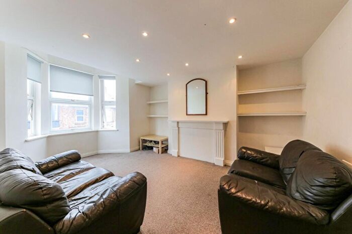 5 Bedroom House Of Multiple Occupation To Rent In Newlands Road - Bedrooms - £Pppw, NE2