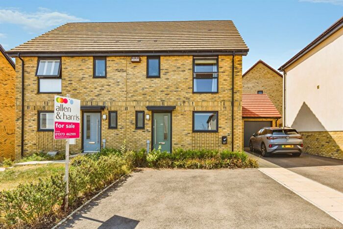 3 Bedroom Semi-Detached House For Sale In Oakley Way, Frome, BA11