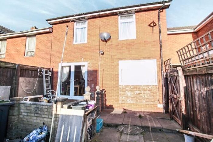 3 Bedroom Semi-Detached House For Sale In Wexham Close, Luton, LU3