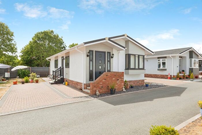 2 Bedroom Mobile/park Home For Sale In Moorbarns Lane, Lutterworth, LE17
