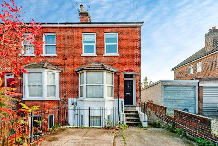 2 Bedroom Maisonette For Sale In Earlsbrook Road, Redhill, RH1