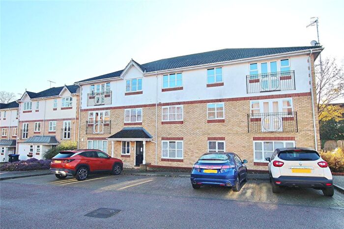 2 Bedroom Flat For Sale In Knaphill, Woking, Surrey, GU21