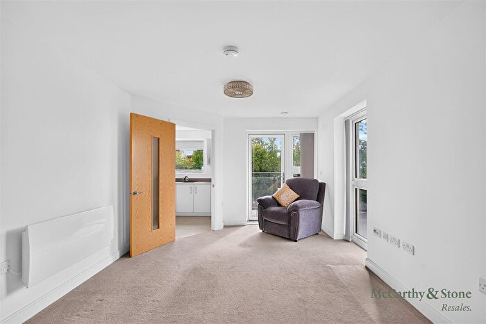 2 Bedroom Flat For Sale In Sewardstone Road, Waltham Abbey, EN9