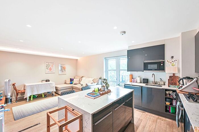 3 Bedroom Flat To Rent In Sanders Lane, Mill Hill East, London, NW7