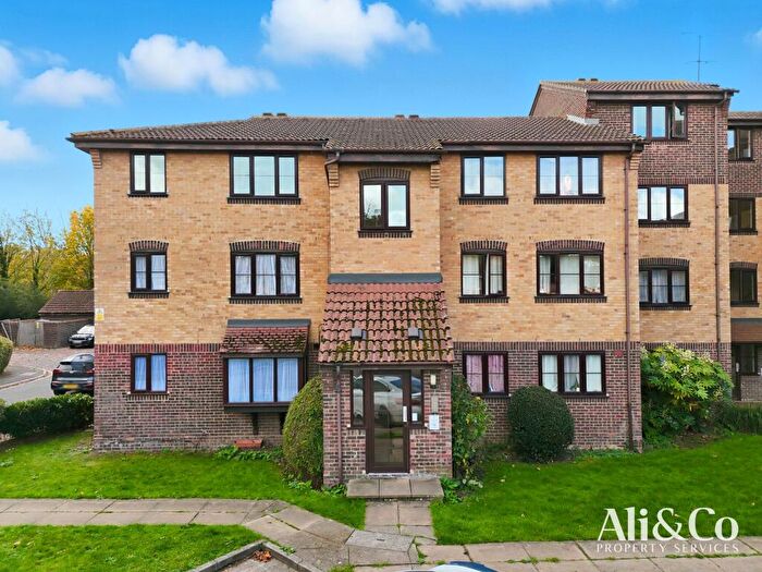 Flat To Rent In Conway Gardens, Grays, RM17