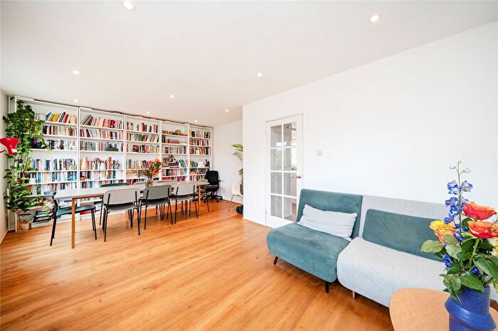 3 Bedroom Flat For Sale In Wayman Court, Eleanor Road, London, E8