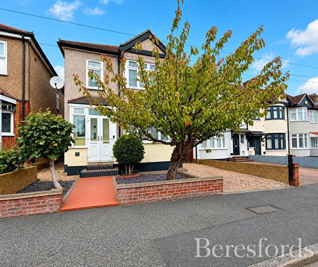 3 Bedroom Detached House For Sale In Great Gardens Road, Hornchurch, RM11