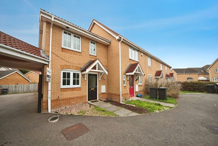 2 Bedroom End Of Terrace House For Sale In Morgan Close, Luton, LU4