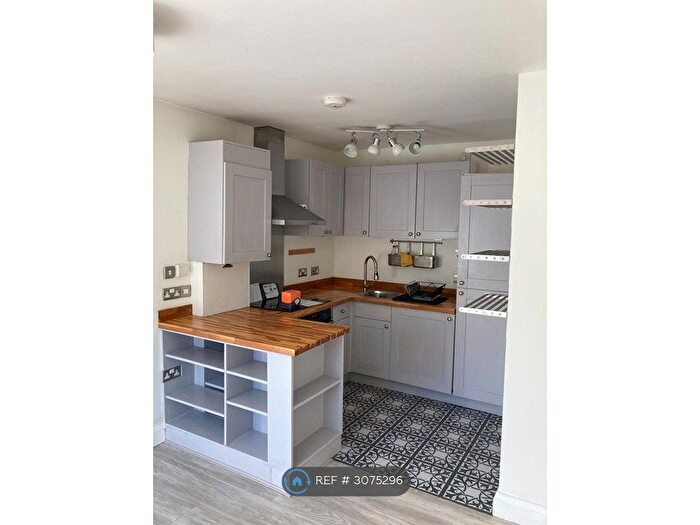 2 Bedroom Maisonette To Rent In Minniedale, Surbiton, KT5