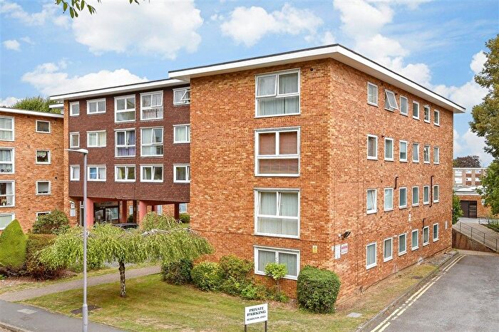 2 Bedroom Flat For Sale In Maldon Road, Wallington, Surrey, SM6