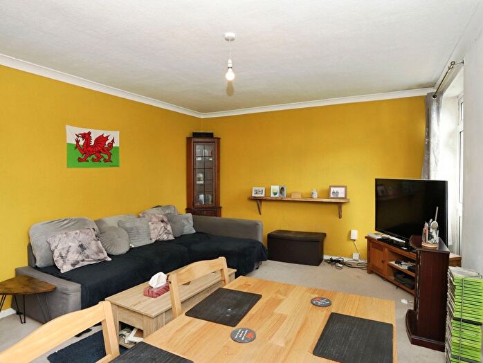 2 Bedroom Flat For Sale In Cathedral Court, Newport, NP20