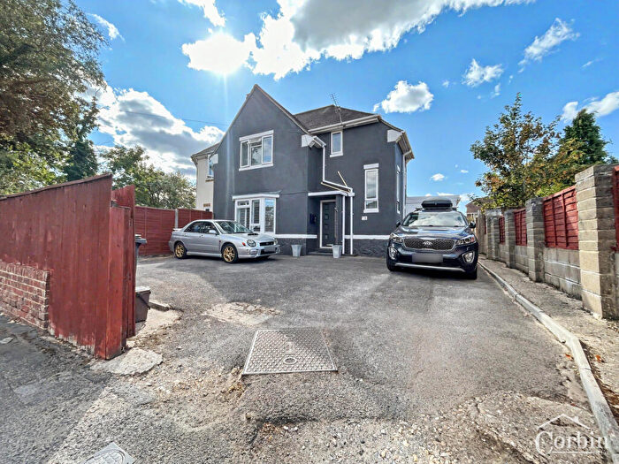 4 Bedroom End Of Terrace House For Sale In Springwater Close, Bournemouth, BH11
