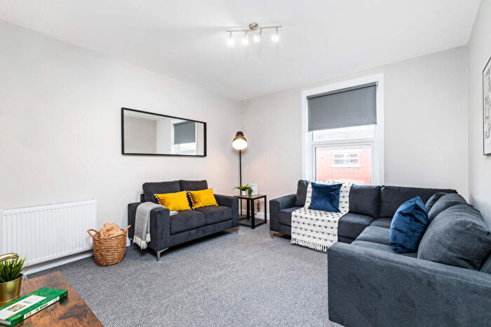 6 Bedroom House To Rent In School View, Leeds, LS6