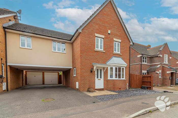 4 Bedroom Semi-Detached House For Sale In Murray Way, Wick Meadows, SS12
