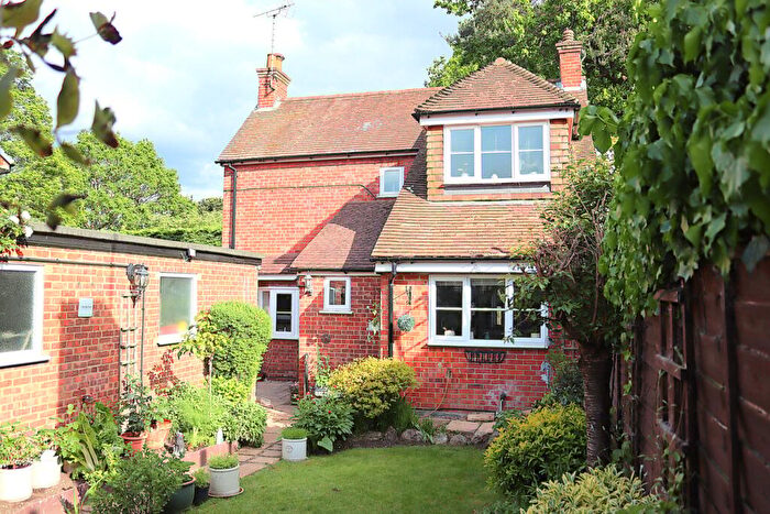 2 Bedroom Detached House For Sale In Shepherds Walk, Farnborough, GU14