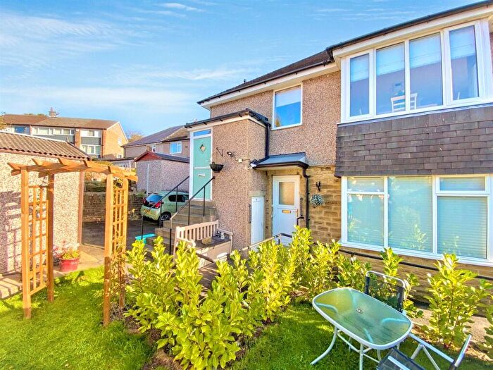 2 Bedroom Apartment For Sale In The Drive, Hipperholme, HX3
