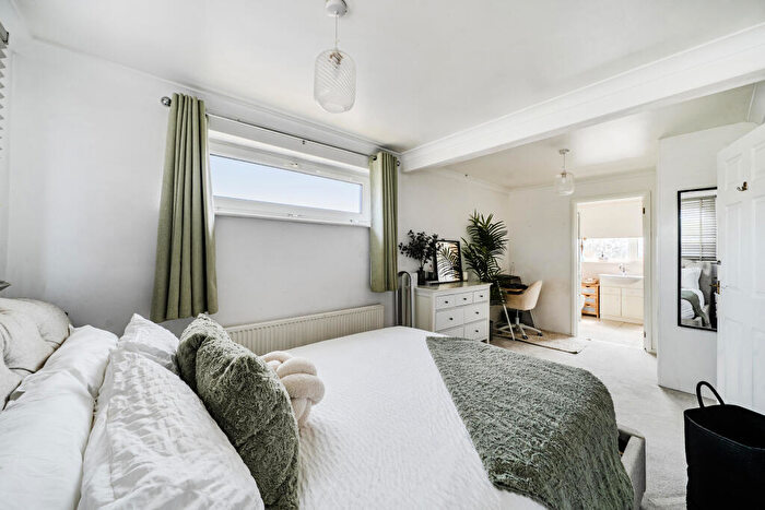 4 Bedroom Link Detached House For Sale In Kilda Road, Highworth, Swindon, SN6