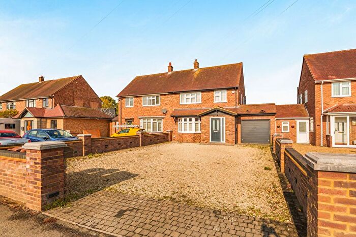 3 Bedroom Semi-Detached House For Sale In Toms Lane, Bedmond, WD5