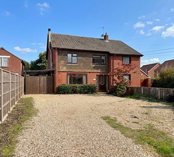 3 Bedroom Semi-Detached House For Sale In Hampton Lane, Blackfield, SO45