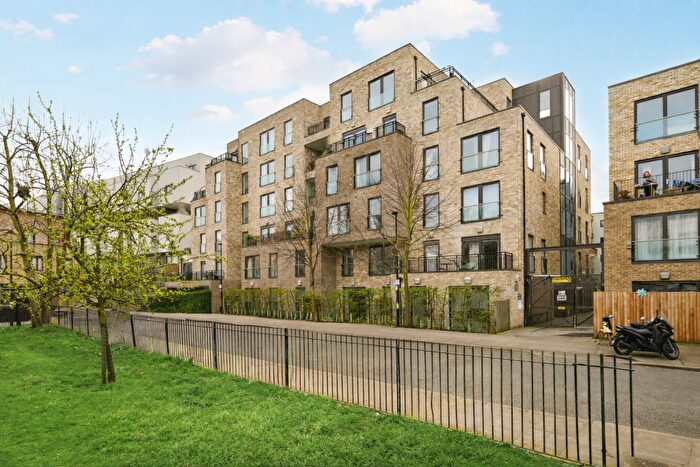 2 Bedroom Flat For Sale In Newton Court, Bow Common, E3
