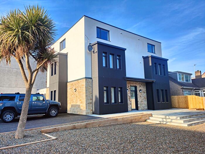 2 Bedroom Flat For Sale In Apartment, Tewyn House, TR7