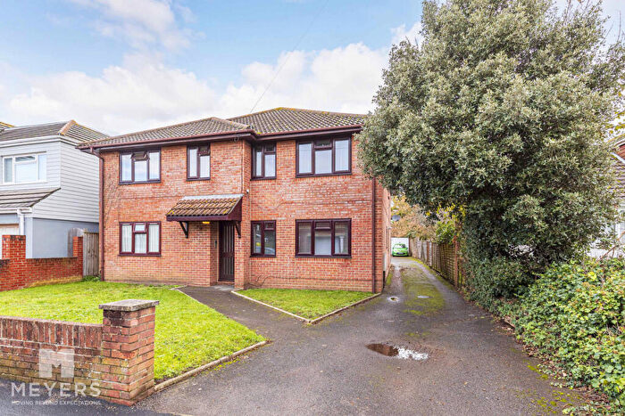 2 Bedroom Apartment To Rent In Jumpers Road, Christchurch, BH23