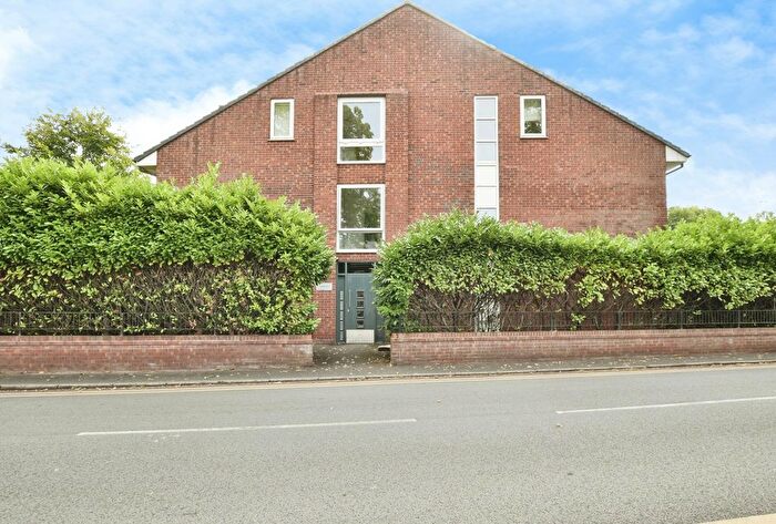 2 Bedroom Flat For Sale In Linebank Green, Altrincham, Greater Manchester, WA14