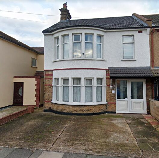 3 Bedroom Semi-Detached House To Rent In Glenhurst Road, Southend-on-sea, SS2