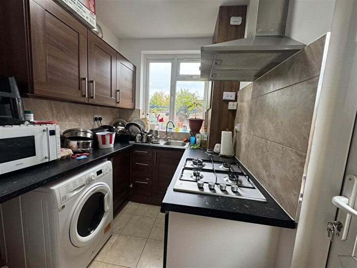3 Bedroom End Of Terrace House To Rent In Wimborne Avenue, Hayes, UB4