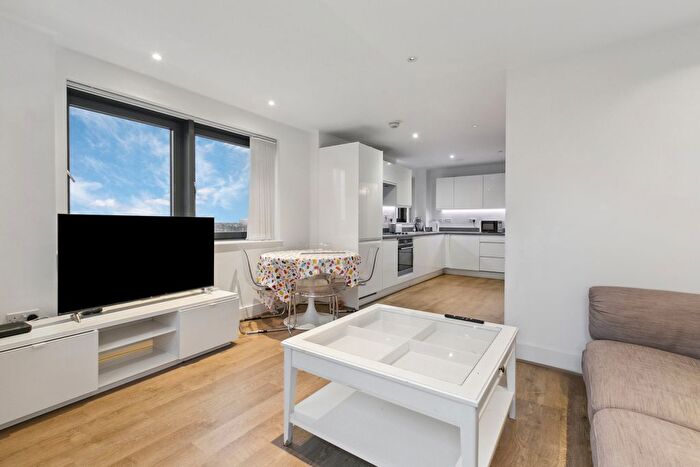 2 Bedroom Flat To Rent In Knightley Walk, Wandsworth Town, SW18