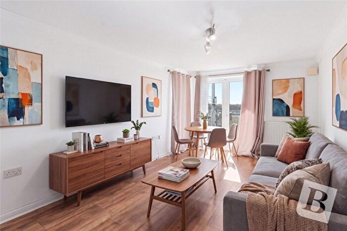 2 Bedroom Apartment For Sale In Oldchurch Road, Romford, RM7