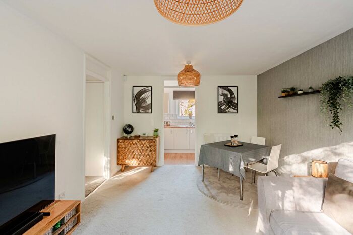 1 Bedroom Flat For Sale In Hanford Court, Stockwood, Bristol, BS14