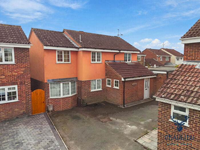 5 Bedroom Detached House For Sale In Paddock Drive, Chelmsford, CM1