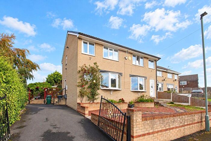 4 Bedroom Detached House For Sale In Broad Oaks Close, Dewsbury, WF12