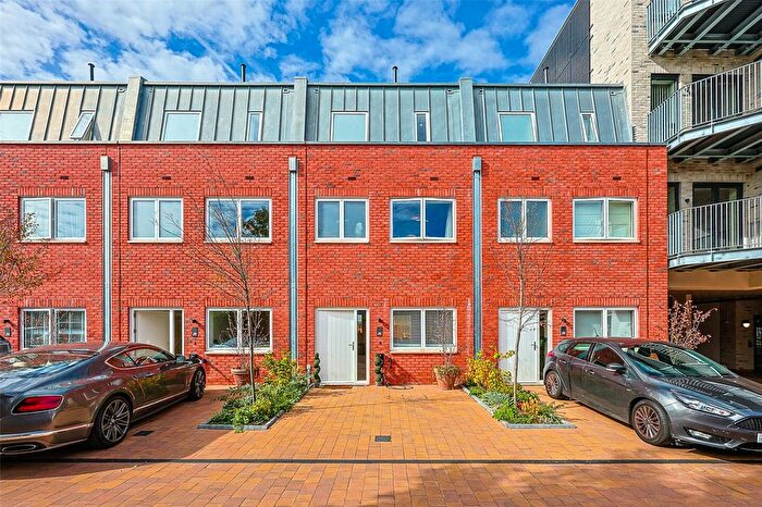3 Bedroom Mews For Sale In Warwick Road, Ealing, W5