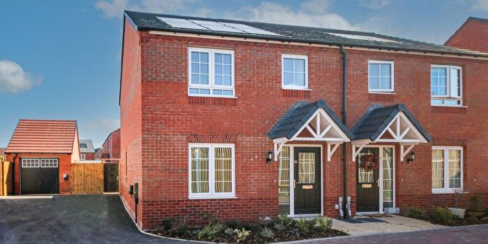 3 Bedroom Semi-Detached House For Sale In Naseby Close, Warwick, CV34