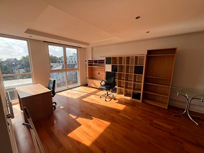 2 Bedroom Apartment To Rent In - Newport Road, Cardiff, CF24