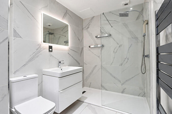 2 Bedroom Apartment For Sale In Oldchurch Road, Romford, RM7