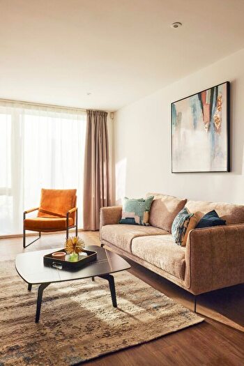 1 Bedroom Apartment To Rent In Park Square, Avebury Boulevard, Milton Keynes, Buckinghamshire, MK9