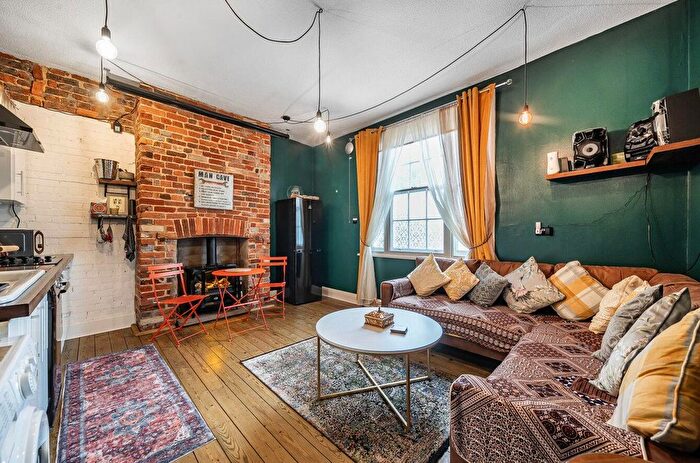 2 Bedroom Flat To Rent In Bedroom Ground Floor Apartment, The Pantiles, TN2
