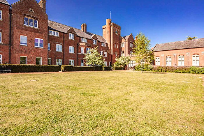 3 Bedroom Flat For Sale In Basildon Court, Cholsey, Oxfordshire, OX10