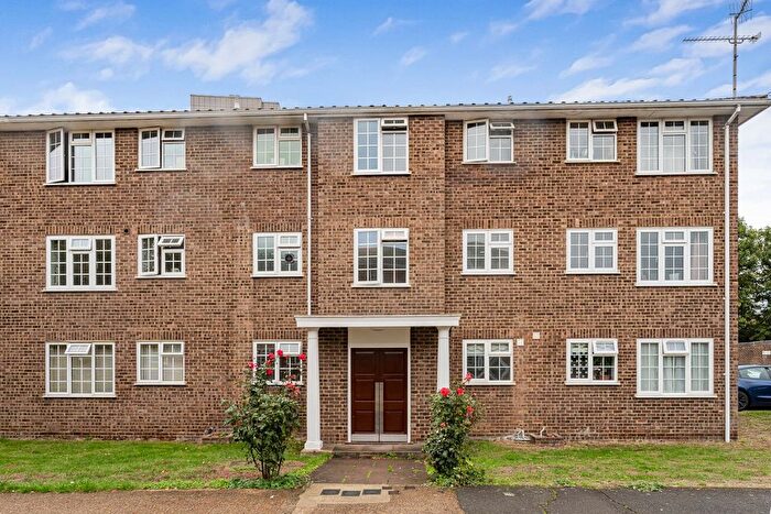 2 Bedroom Flat For Sale In Kingfisher Drive, Staines-Upon-Thames, Surrey, TW18