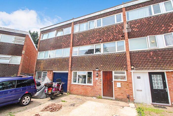 5 Bedroom Terraced House For Sale In Fearnley Crescent, Kempston, MK42
