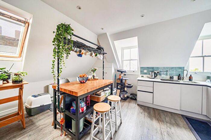 2 Bedroom Flat For Sale In High Street, Barnet, EN5