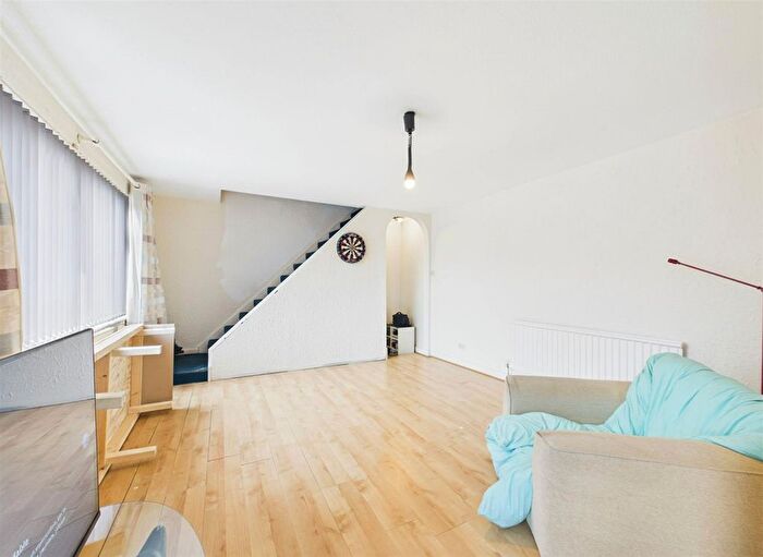 2 Bedroom Flat For Sale In Victoria Road, Ruislip, HA4